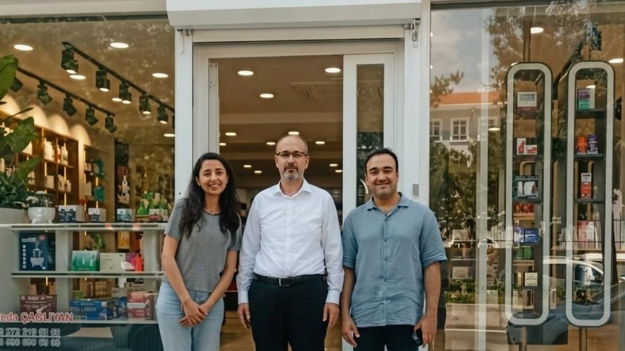 Afyonkarahisar İl Sağlık Müdürü Öztürk'ten Yeni Açılan Yeşil Yol Eczanesi'ne Ziyaret