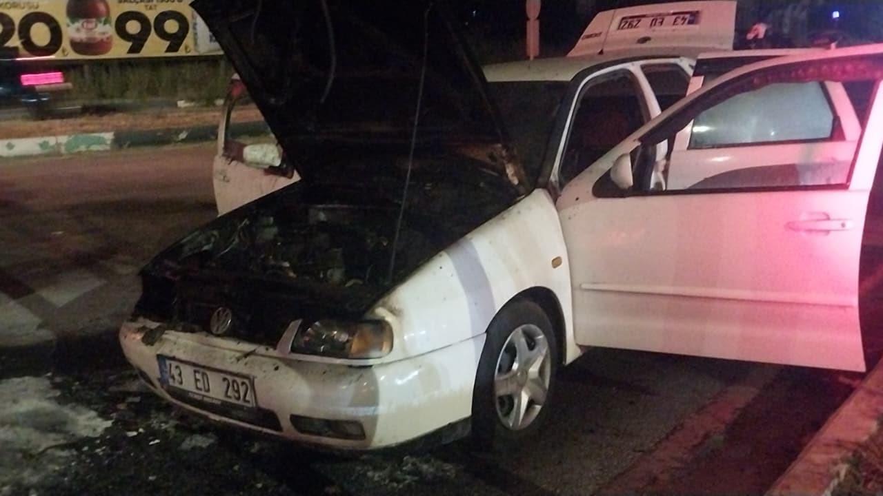 Afyonkarahisar Yolunda Korkutan Yangın! Seyir Halindeki Otomobil Alevlere Teslim Oldu