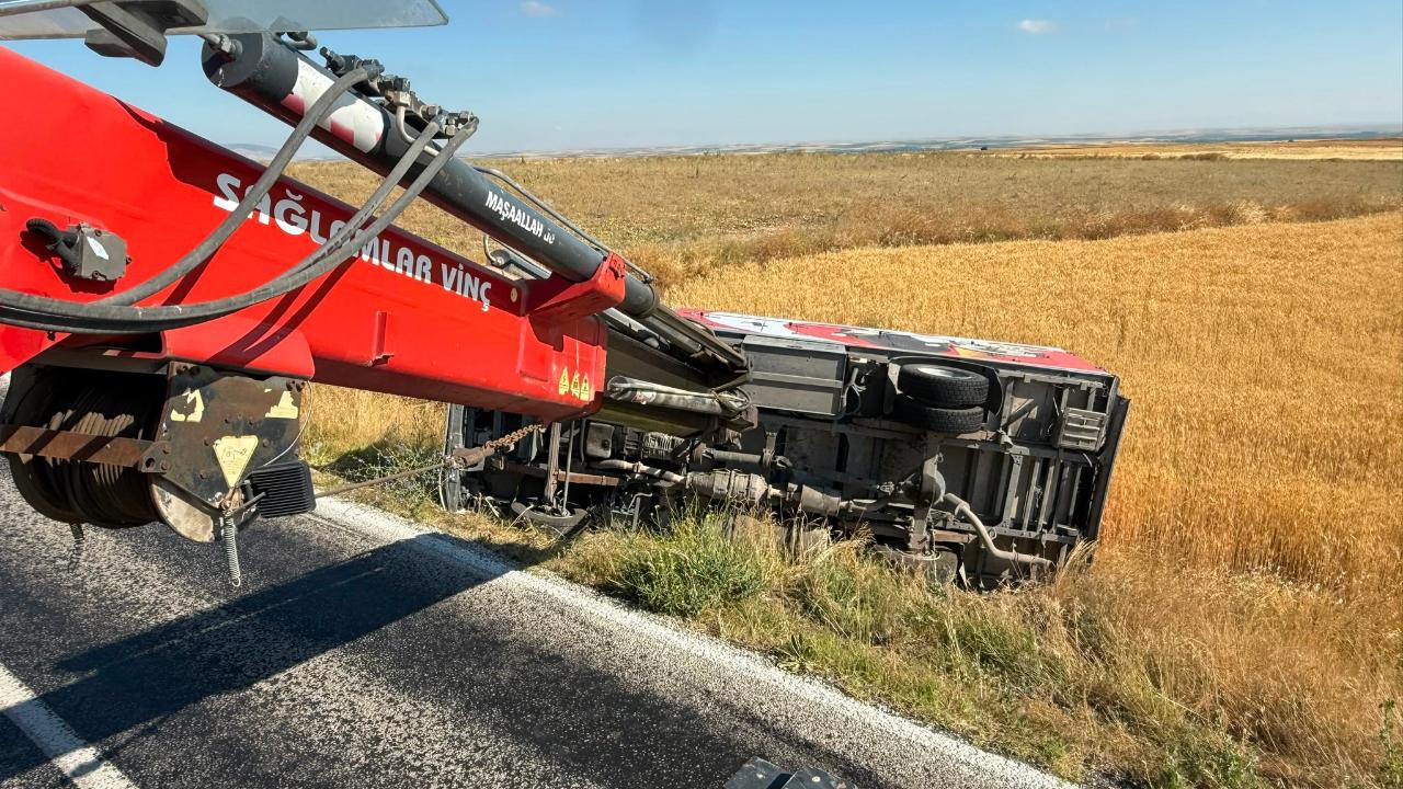 Afyonkarahisar’da Dondurma Yüklü Kamyonet Şarampole Devrildi: 1 Yaralı