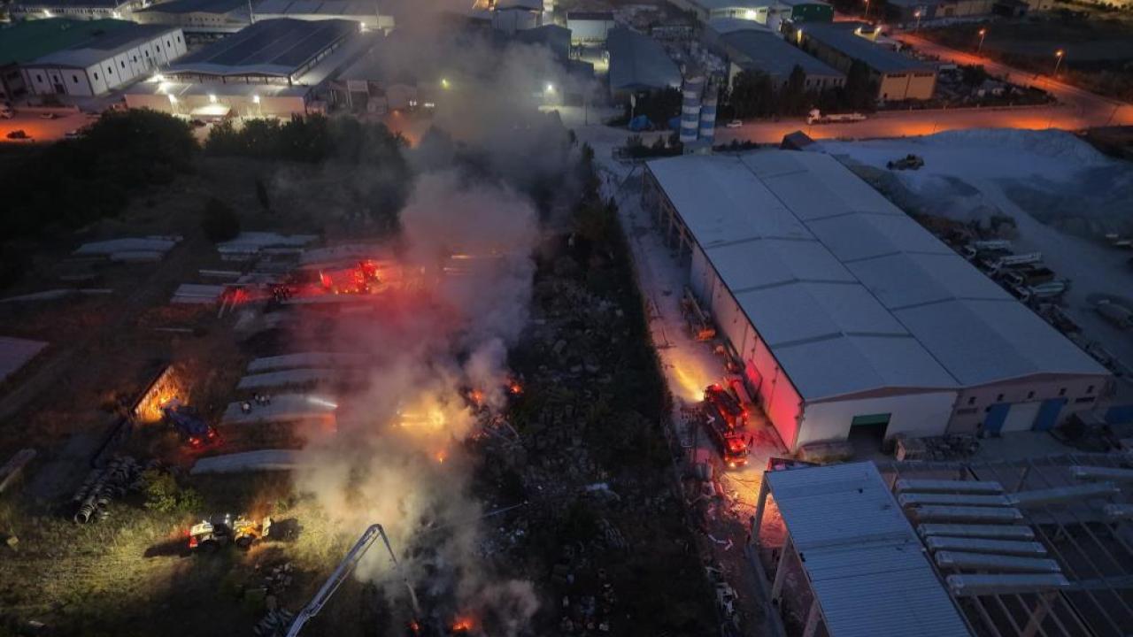 Afyonkarahisar’da Korkutan Yangın: OSB'de Fabrika Bahçesi Alevlere Teslim Oldu