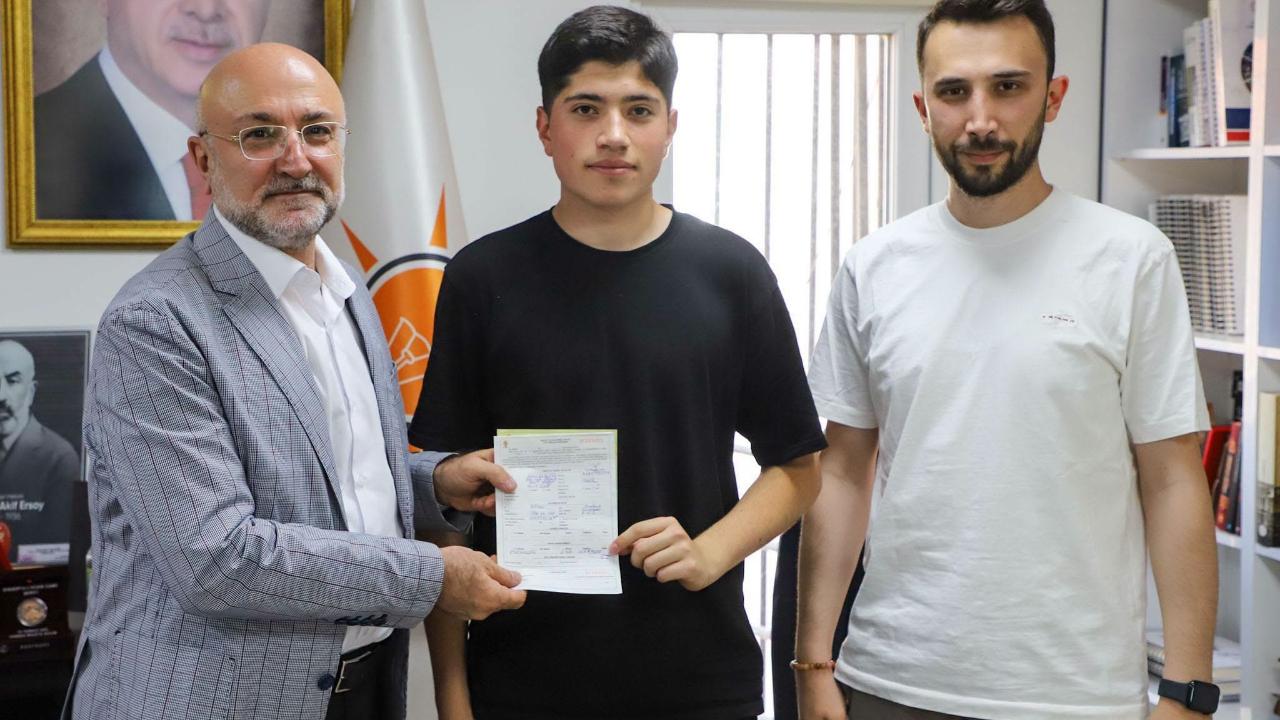AK Parti Afyonkarahisar’da Yeni Üyeye Parti Rozeti Takıldı