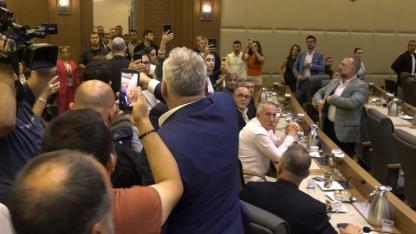 Belediye Meclisi'nde Arbede Yaşandı, Salonu Terk Ettiler!