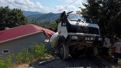 Beton Mikseri Evin Çatısına Düştü