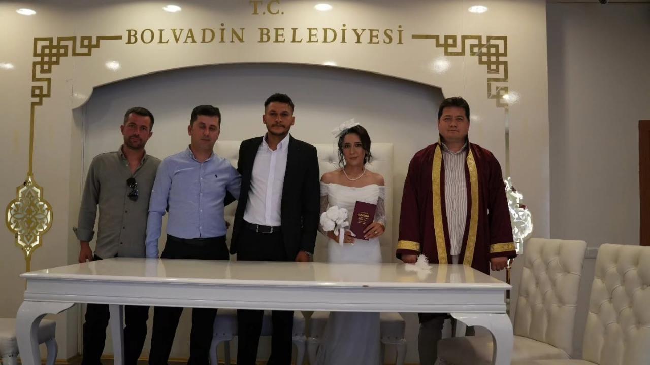 Bolvadin Belediye Başkanı Derviş Aynacı Genç Çiftin Nikâhını Kıydı