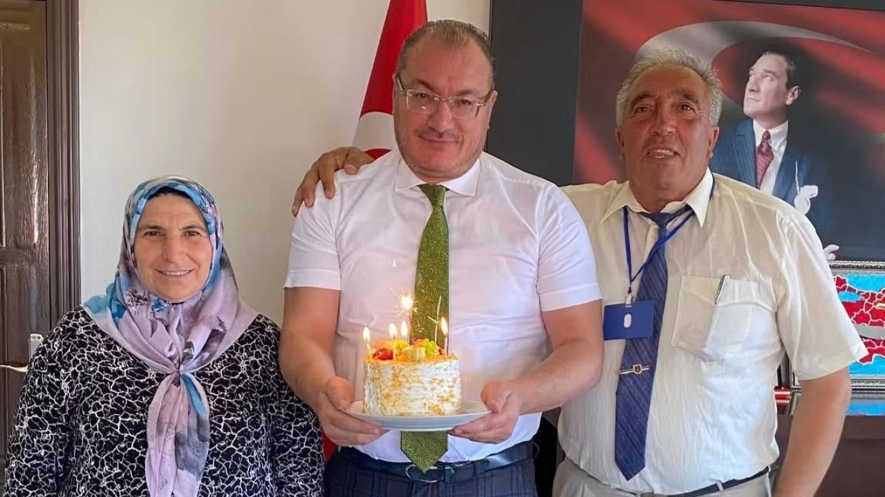 Bolvadin Kaymakamı Ali Arıkan'a Anlamlı Sürpriz: Doğum Günü Makamda Kutlandı
