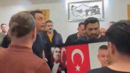 CHP'de Poster Savaşı! İstanbul İl Binasında Polis Müdahalesi, Tansiyon Zirveye Çıktı
