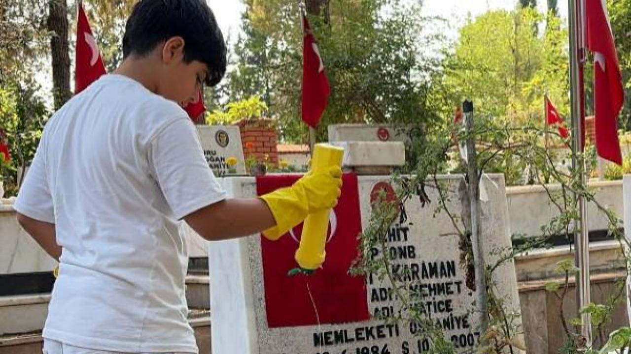 Harçlığını Temizlik Malzemesine Dönüştürüp Cami ve Şehitlikleri Temizliyor