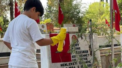 Harçlığını Temizlik Malzemesine Dönüştürüp Cami ve Şehitlikleri Temizliyor
