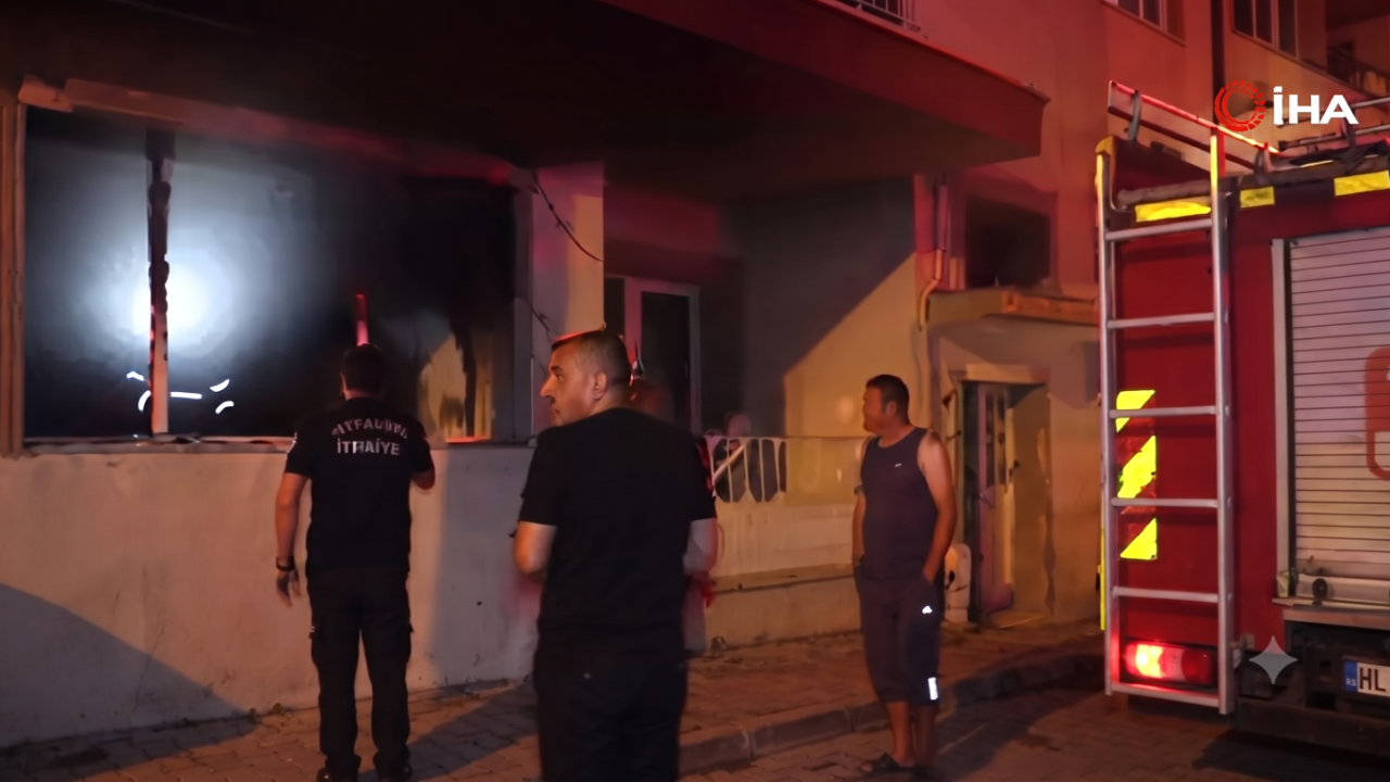 Kardeşini Bıçakla Kovaladı, Evi Ateşe Verdi!