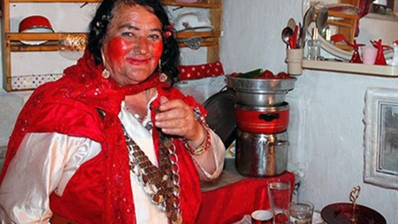 Konya'nın Simgesi "Kırmızılı Kadın" Sultan Özcan Hayatını Kaybetti