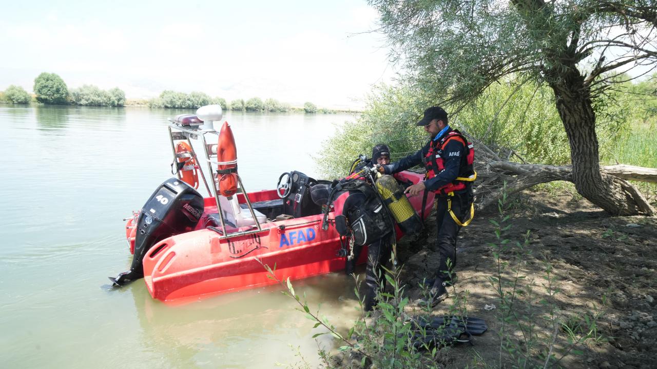 Murat Nehri'nde Kaybolan 10 Yaşındaki Berat'ı Arama Çalışmaları Devam Ediyor