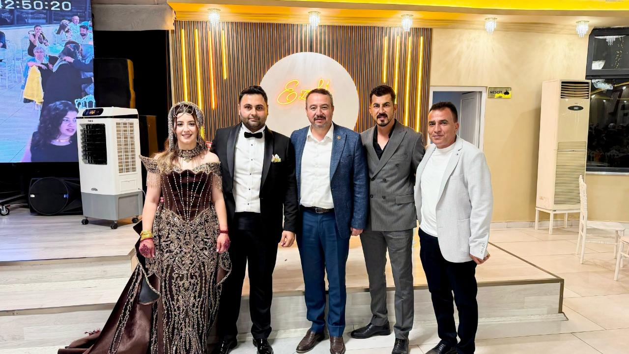 Sandıklı Belediye Başkanı Öztaş, Hatice Ve Mehmet Ali Çiftinin Düğün Sevincine Ortak Oldu