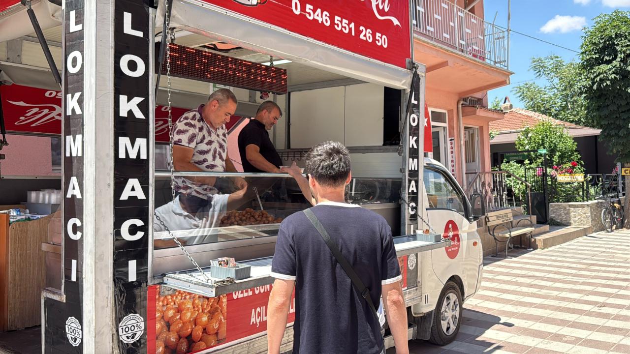 Sıra Dışı Boşanma Kutlaması: Cami Çıkışında Lokma Dağıttı