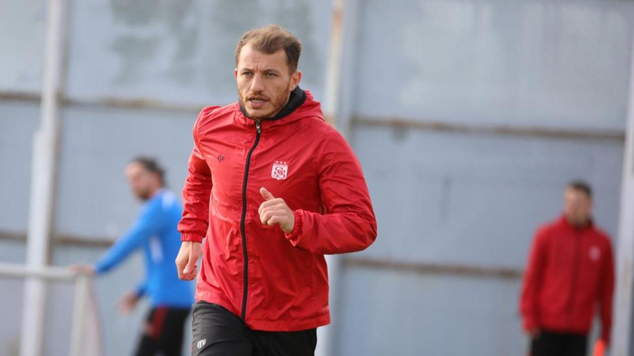 Stadyumu Ayağa Kaldıran Karar: Efsane İsim, Yeni Rolüyle Sahalarda!