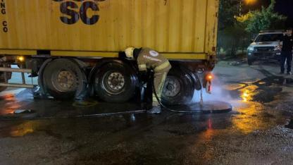 Tır'ın Lastiği Alev Aldı 10 Kilometre Sürdü !