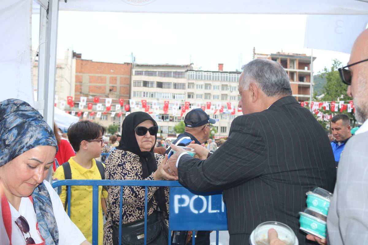 Afyonkarahisar’da Asırlık Gelenek: 40 Hatimli Şifalı Aşure Vatandaşa İkram Edildi
