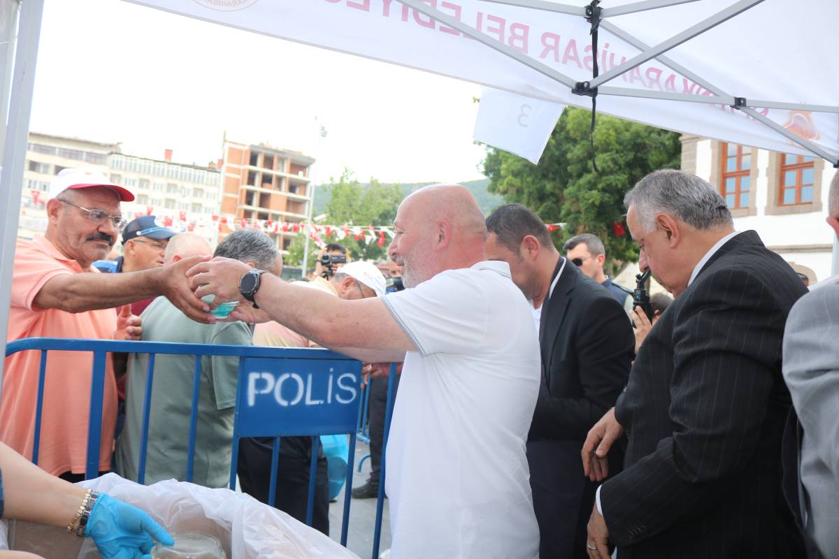 Afyonkarahisar’da Asırlık Gelenek: 40 Hatimli Şifalı Aşure Vatandaşa İkram Edildi