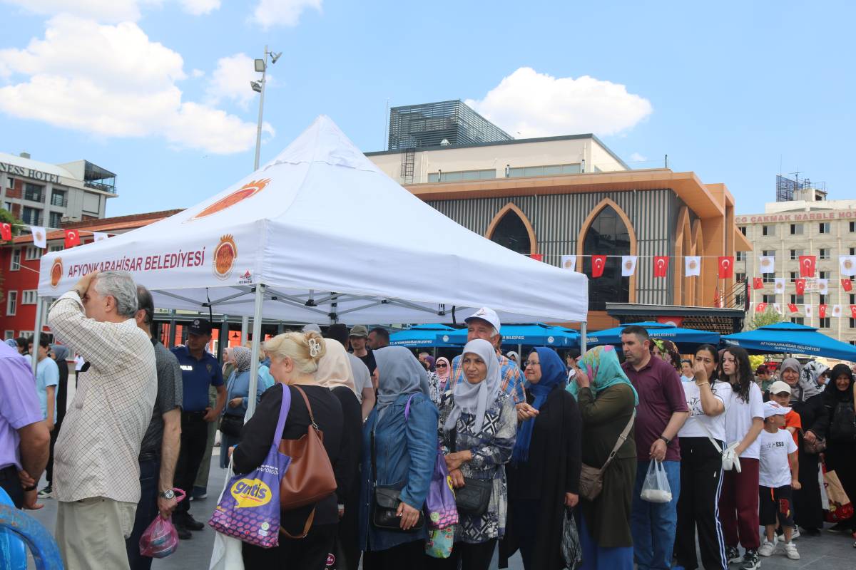 Afyonkarahisar’da Asırlık Gelenek: 40 Hatimli Şifalı Aşure Vatandaşa İkram Edildi