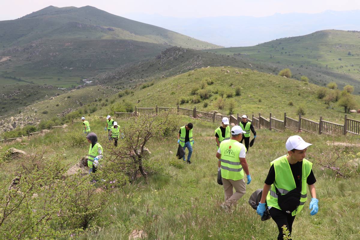 Afyonlu Gençler ‘Dünya Bize Emanet’ Dediler, Kocatepe’de Tem