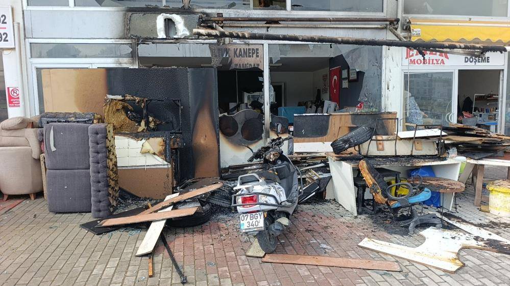 Balkondan Atılan Bez Mobilya Atölyesini Kül Etti: Faciadan Dönüldü