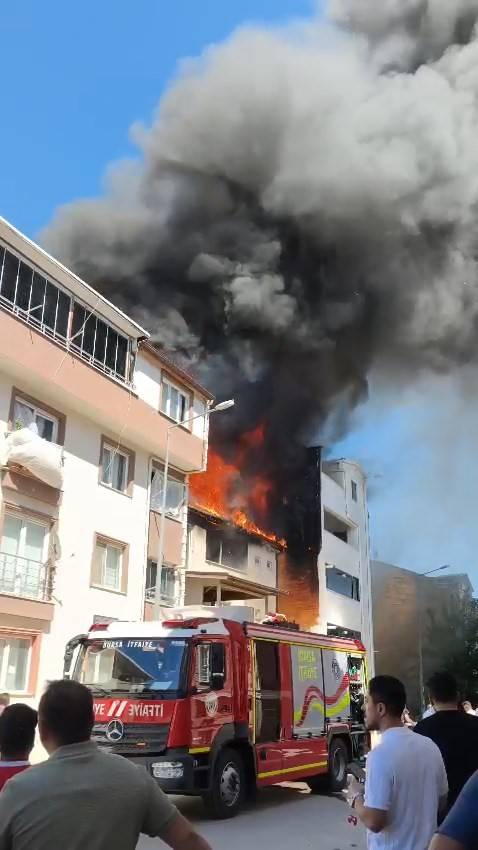 Bursa’da 3 Katlı Binanın Çatısında Yangın Paniği